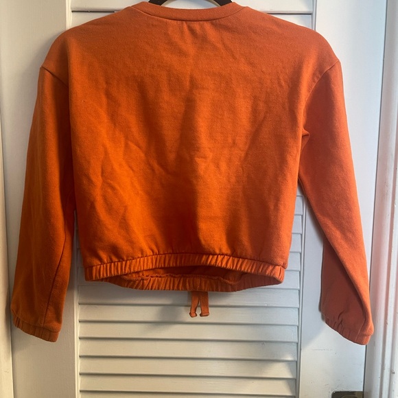 Guess Girls Cropped Orange Sweatshirt Size 8-10 Silver Metallic Heart Like New! - Picture 4 of 5
